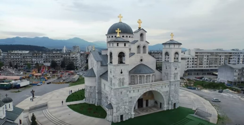 (NE)VERNICI POHRLILI U SABORNI HRAM Likovi na misterioznoj fresci pakla u Podgorici podigli region na noge!