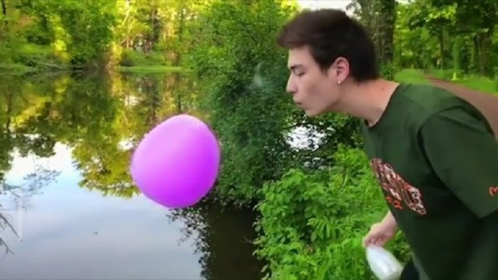 NE POKUŠAVAJTE OVO KOD KUĆE! Ovaj momak je najveći duvadžija na svetu! (VIDEO)