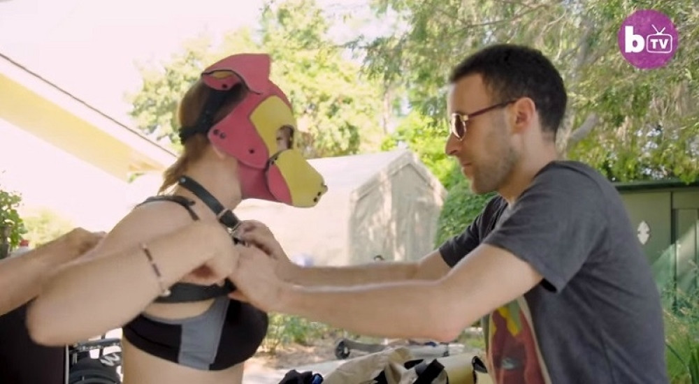 JA SAM TVOJE VERNO ŠTENE!  Iako je čovek, on voli da ide na sve četiri noge i juri štapove po parku (VIDEO)