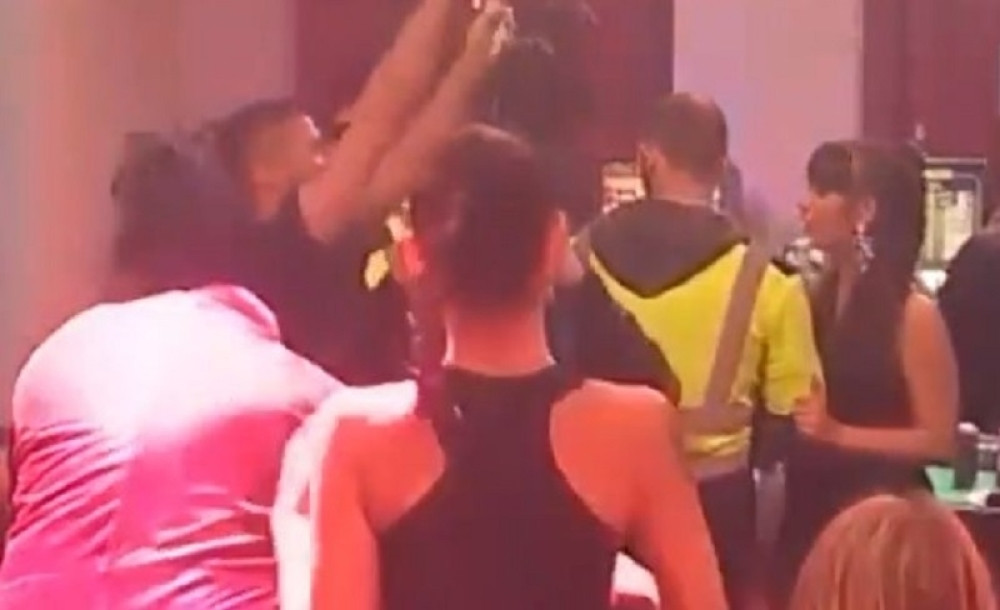 SRAMOTA! Marko žestoko napao Miljanu Kulić pa je brutalno ponizio! Obezbeđenje reagovalo, odmah ga odveli u zatvor! (VIDEO)