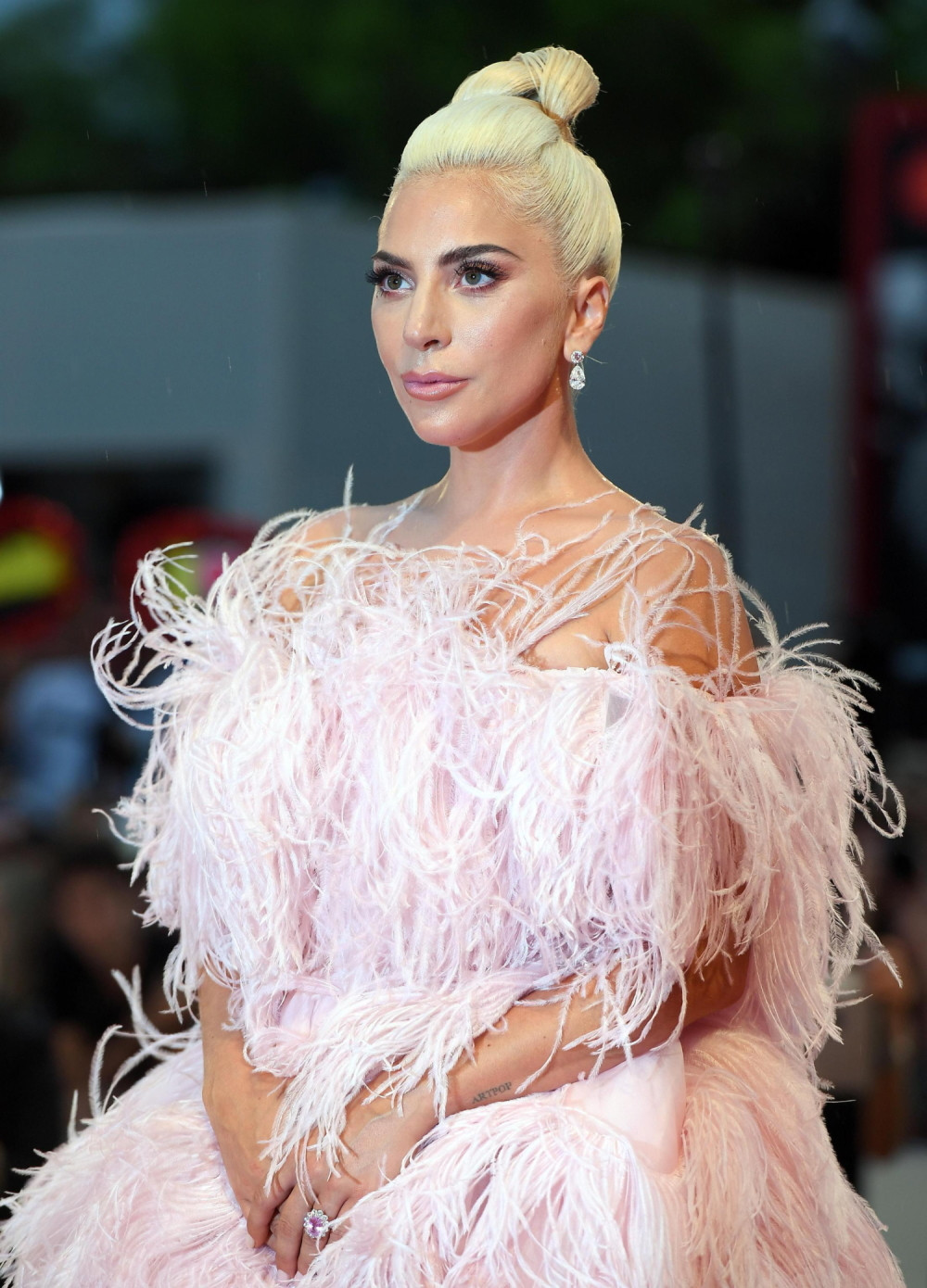 Prvo je odložila venčanje, a sada je RASKINULA VERIDBU, i to sve zbog OVOG GLUMCA!