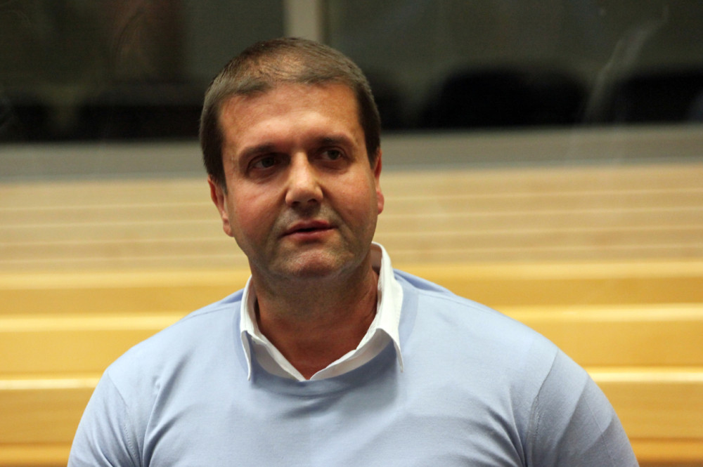 Džip odleteo u vazduh ispred porodične kuće, od siline detonacije oštećeno nekoliko vozila