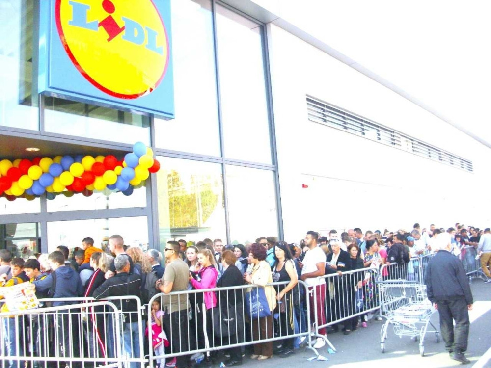 Scena iz leskovačkog Lidla će vas nasmejati do suza, penzionerke se OTIMALE oko zanimljivog proizvoda!