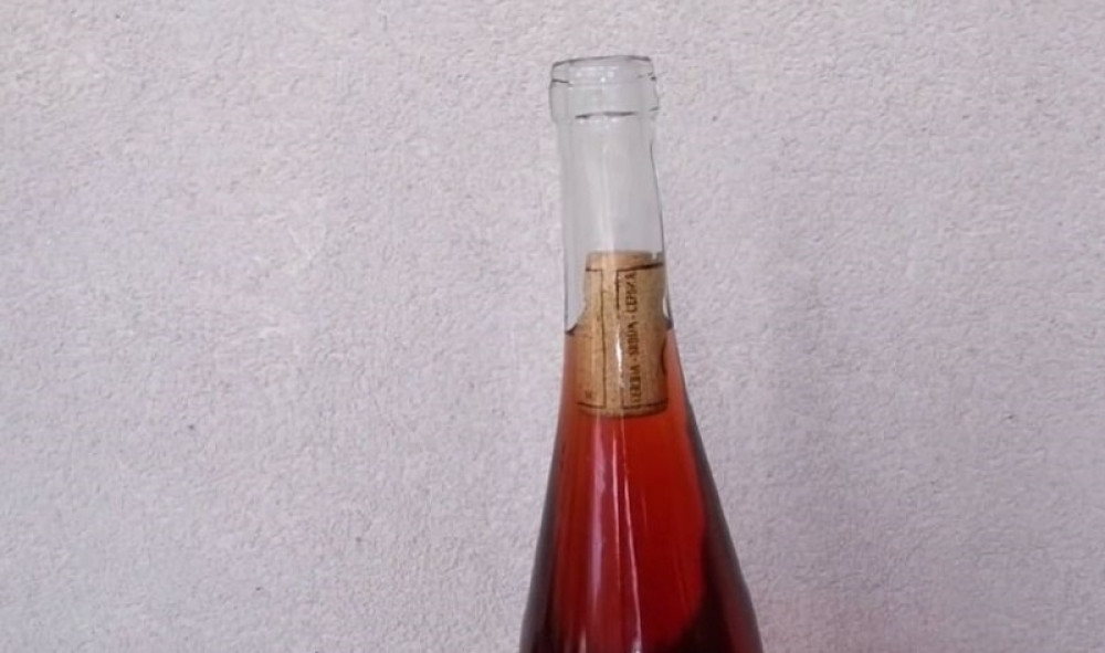 Pampur vam je upao u bocu? Možete ga izvaditi za manje od deset sekundi, pogledajte ovaj fantastičan trik i otkrijte kako! (VIDEO)