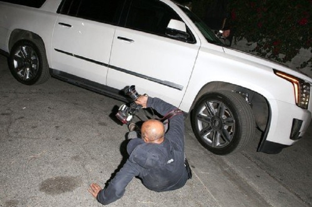TELOHRANITELJ POPULARNE PEVAČICE UMALO PREGAZIO FOTOGRAFA: A njena reakcija je tek skandalozna! (FOTO)