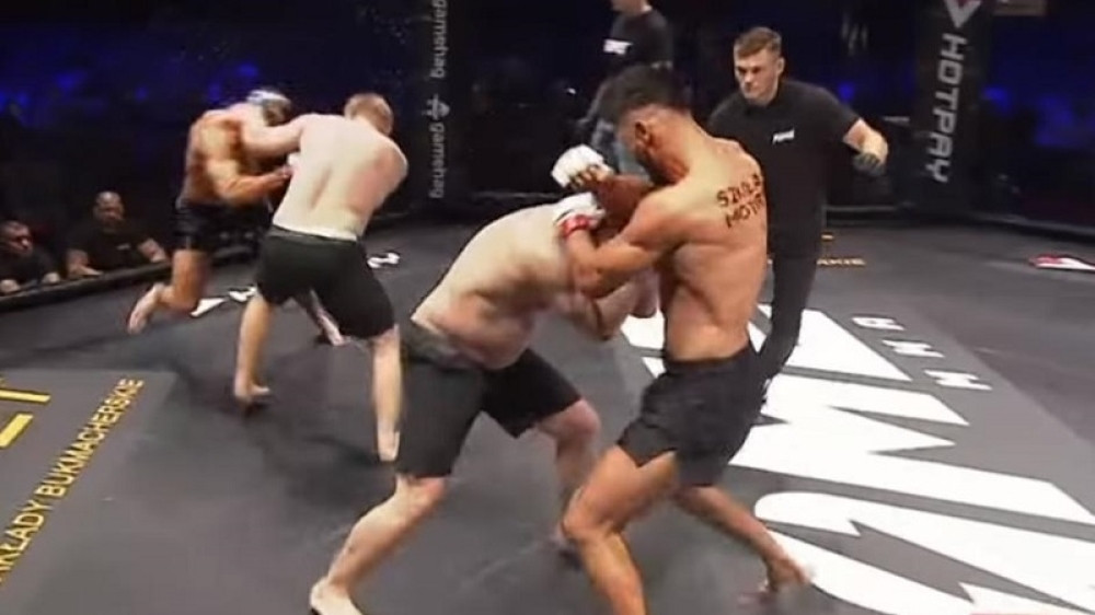 Ovakva MMA BORBA još nije viđena, ŠIBALI SE BRAĆA BLIZANCI, publika u transu, ljudi gledaju i ne veruju! (VIDEO)