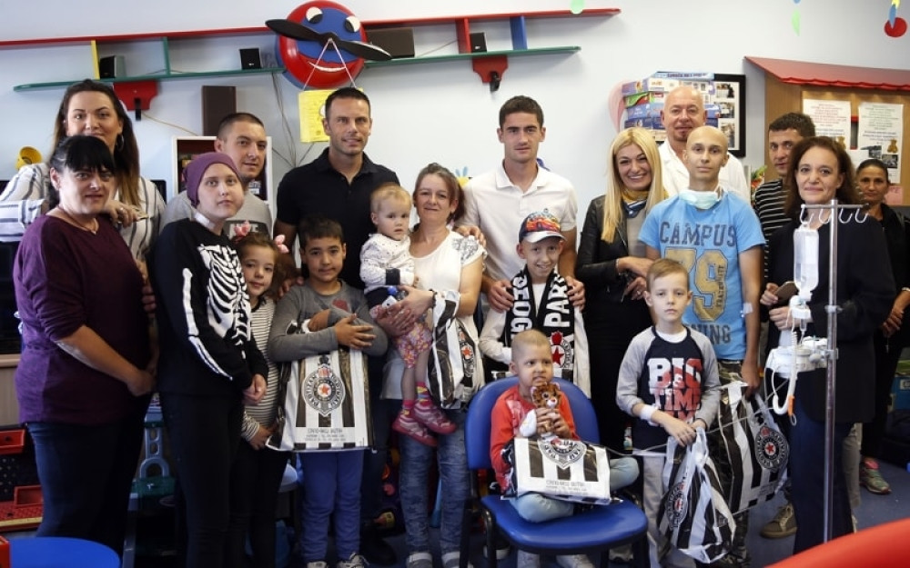 Fudbaleri Partizana u poseti ONKOLOGIJI KCS, mobilni su im puni slika i snimaka novih drugara! (VIDEO)