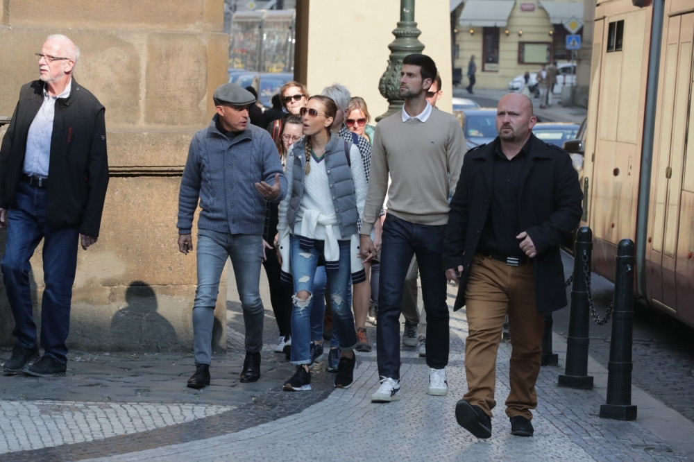 Jelena Đoković prošetala najtraženiji model džempera koji svaka dama želi na sebi!