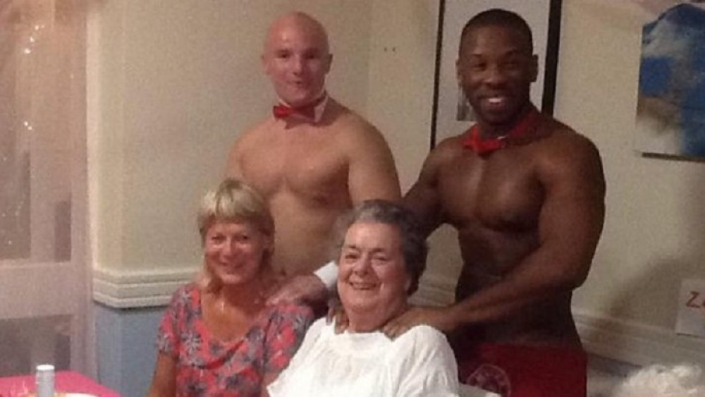 Goli muškarci upali u starački dom! Iznenadili bakice za večeru, a one nisu znale gde pre da gledaju (FOTO)