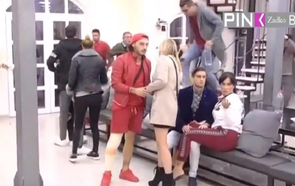 VERENICA ZADRUGARA POKUŠALA KRADOM DA MU POŠALJE PORUKU: Pismo očajne devojke isplivalo u javnost! Evo šta mu je sve napisala