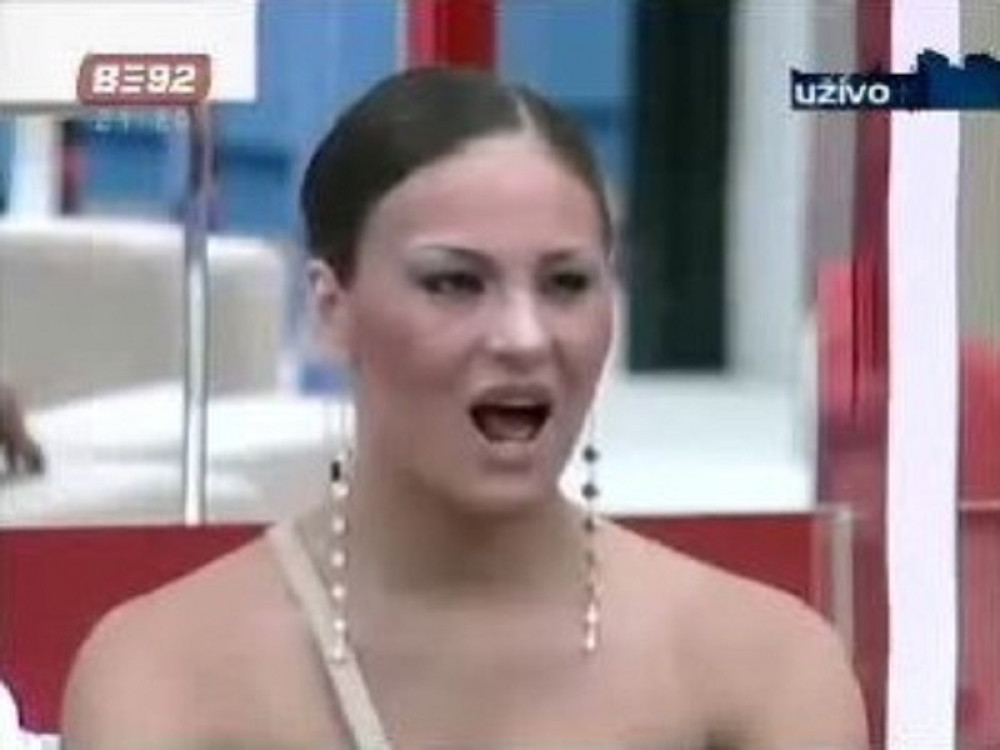 NAŠ POZNATI PEVAČ JE LUDEO ZA NJOM Rodila mu sina, posvetio joj pesmu a posle raskida završila je u rijalitiju! Danas izgleda neprepoznatljivo! (FOTO)