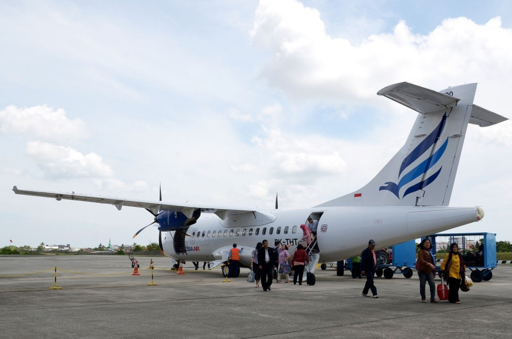 SLAVNA GLUMICA IZBAČENA IZ AVIONA: Pravila haos i napadala putnike! (VIDEO)