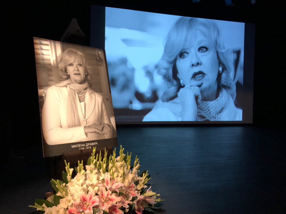 POSLEDNJI APLAUZ ZA MILENU DRAVIĆ! Glumica otišla u legendu uz pesmu zbog koje su svi zaplakali! (VIDEO)