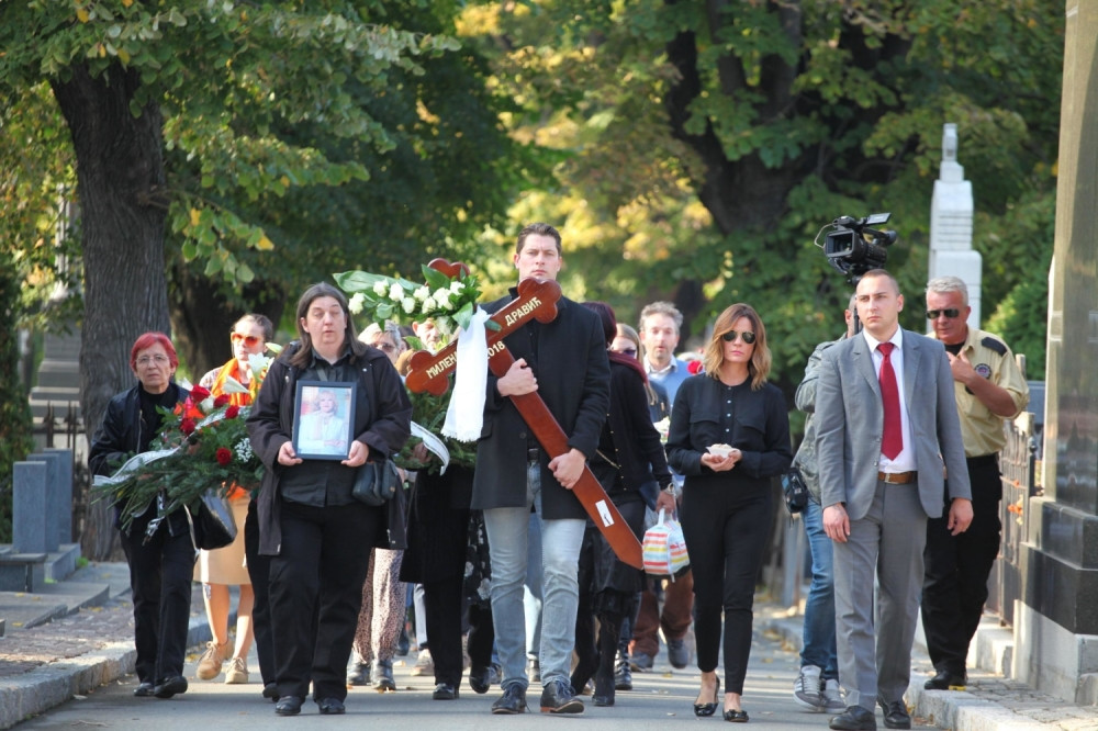 MILENA DRAVIĆ SAHRANJENA PORED DRAGANA NIKOLIĆA: Porodica, kolege i prijatelji pesmom ispratili glumicu na večni počinak
