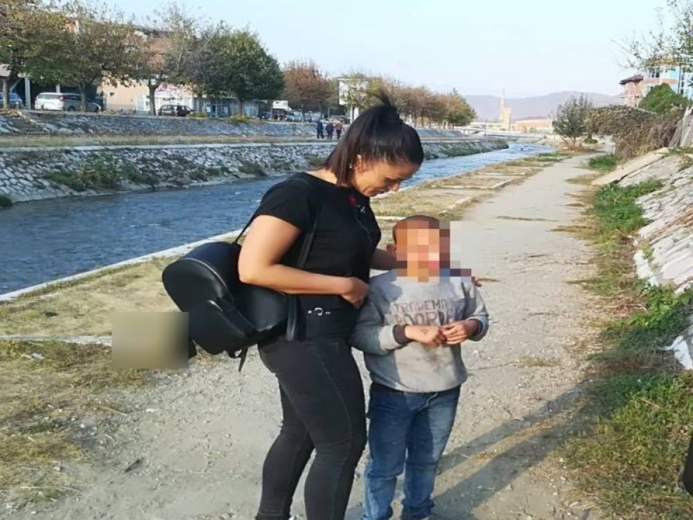 Dečak (4) potrčao za loptom, a onda je reka Raška počela da ga nosi. Tada je naišla ova hrabra devojka!