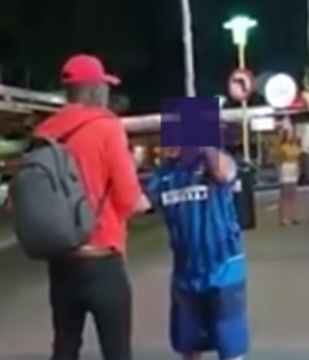 Turista napao uličnog prodavca misleći da mu je ukrao ogrlicu! Bolje mu je da to nije pomislio... (VIDEO)