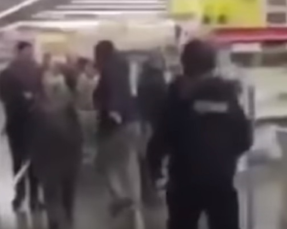 Policajci šutirali trudnu ženu nasred tržnog centra (UZNEMIRUJUĆ VIDEO)