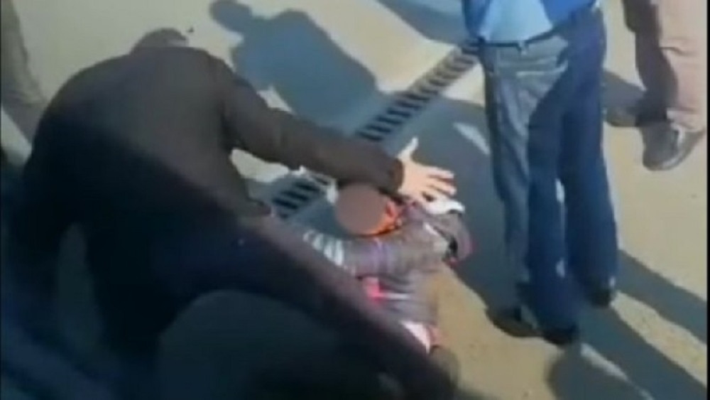 Migrant se sakrio ispod autobusa, a kada ga je Hrvat spazio ubio je Boga u njemu! Da li ga opravdavate? (VIDEO)