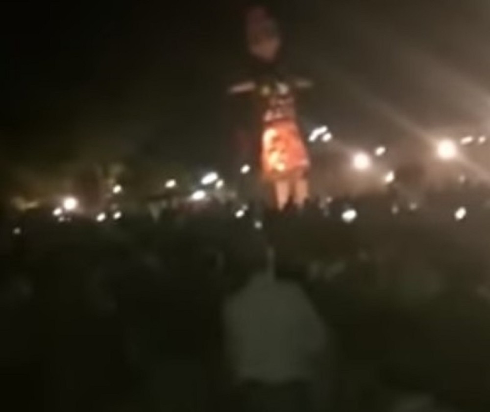 (UZNEMIRUJUĆE 18+) Objavljen jeziv snimak uletanja voza među ljude... Veselili se i uživali, a trenutak kasnije leteli su delovi tela na sve strane