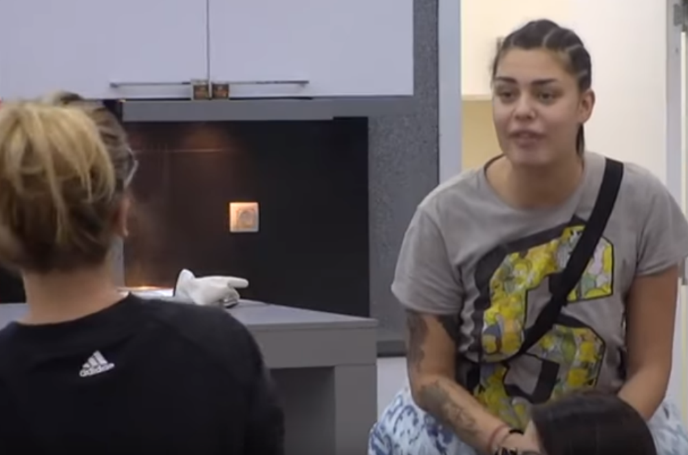 Školu nisi završila, ne znaš ni latinicu. Šta si pokazala osim da si dobra u krevetu?