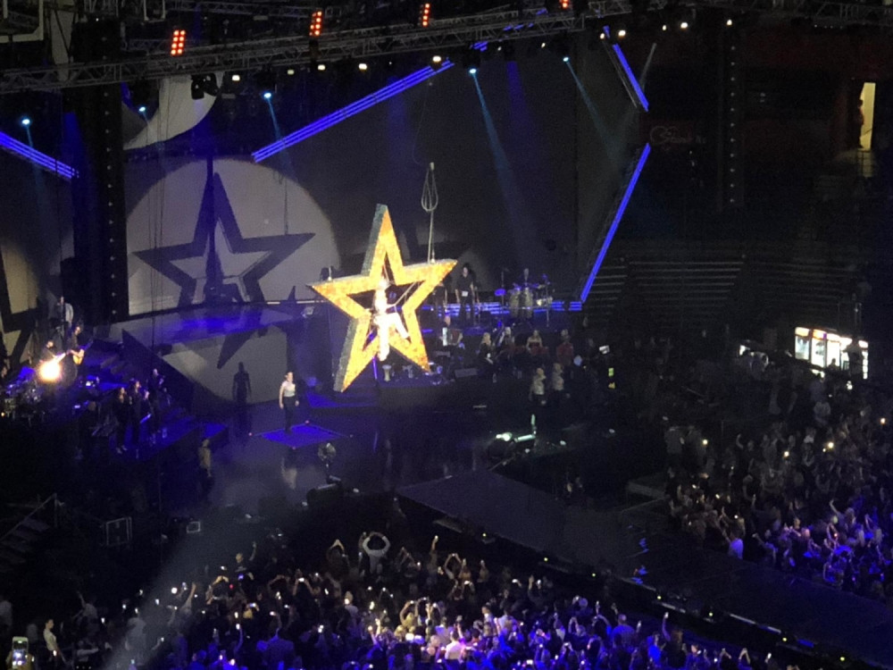 Lepa Brena se spustila u zvezdi sa krova Arene!