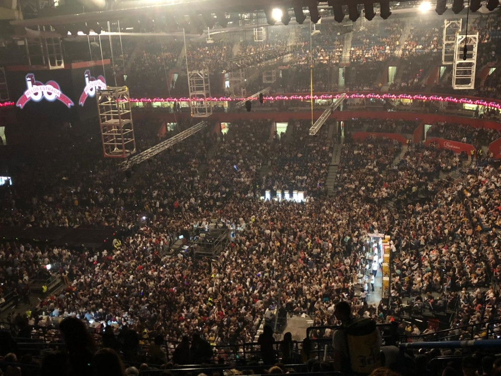 BRENA KRENULA DA PLAČE USRED KONCERTA! Jednu stvar nikada nije prebolela, na hiljade ljudi pogodila pravo u srce!