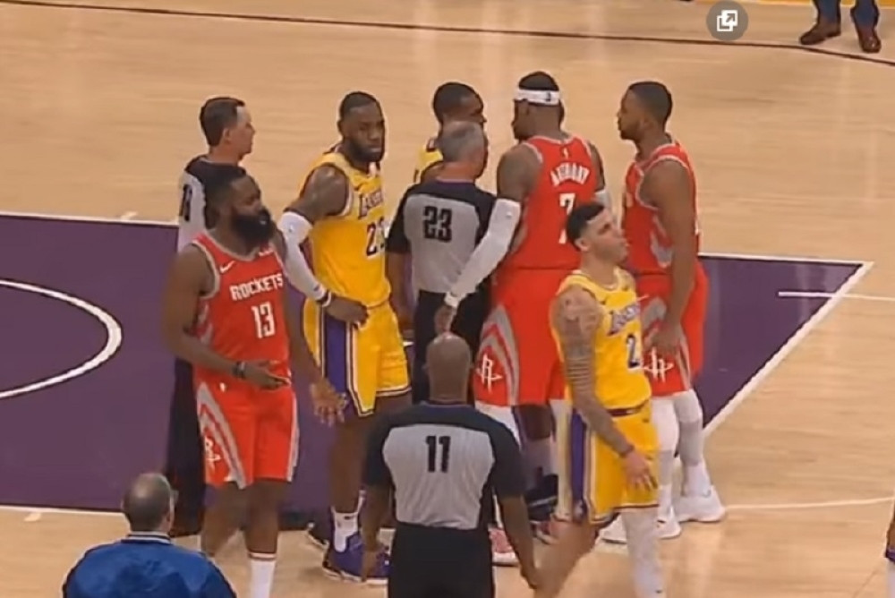 Užasna tuča na Lebronom debiju u Los Anđelesu, nije se znalo ko koga udara! (VIDEO)