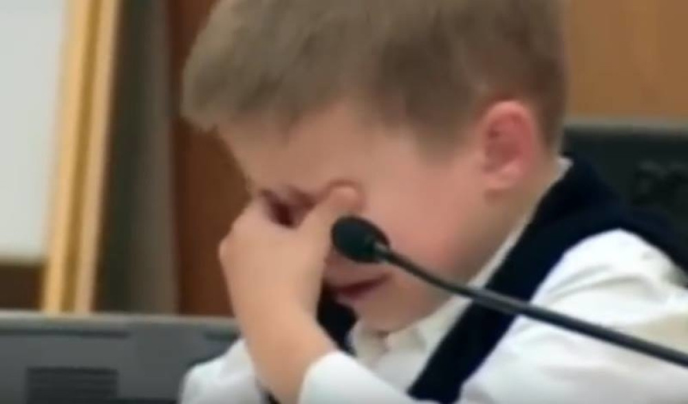 Dečak je nacrtao crtež. Nakon toga, odmah je uhapšena njegova majka i osuđena je na DOŽIVOTNU ROBIJU (VIDEO)