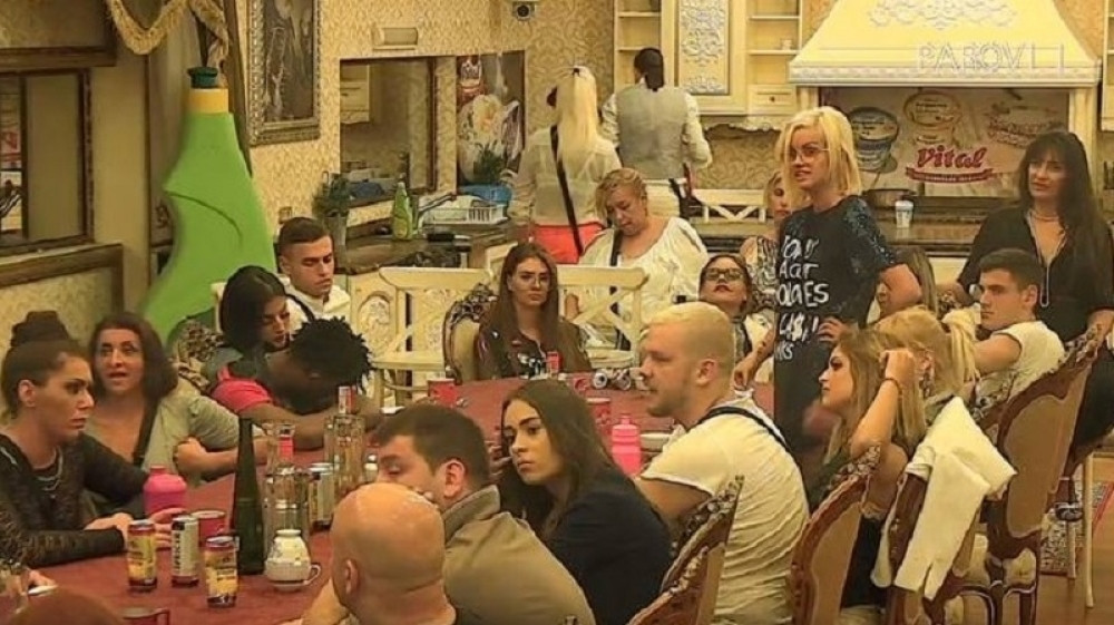 Učesnik rijalitija radio kao striper, iskakao iz torte, BABE GA FINANSIRALE!