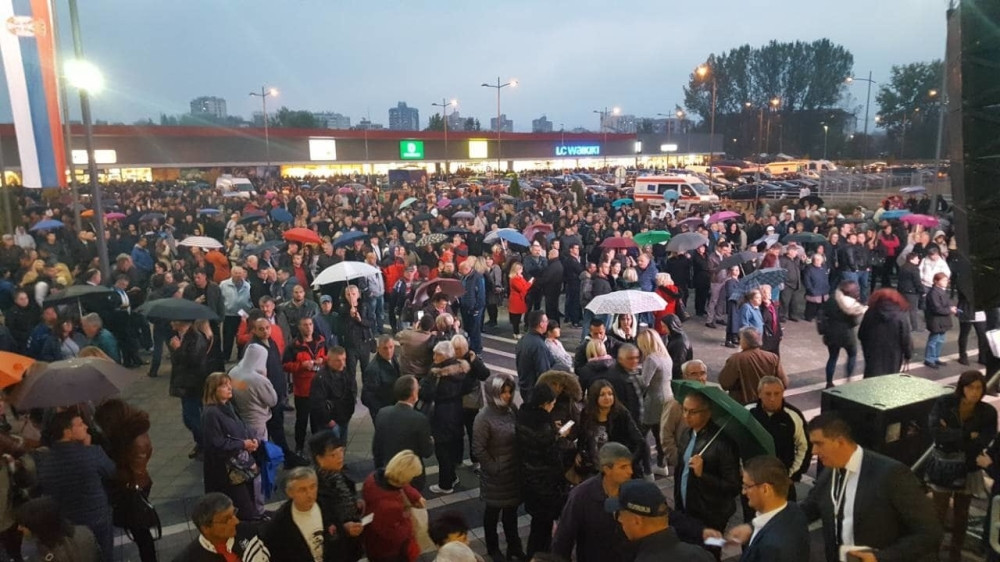 Kraljevačka hala dupke puna, više hiljada ljudi ostalo ispred (FOTO GALERIJA)