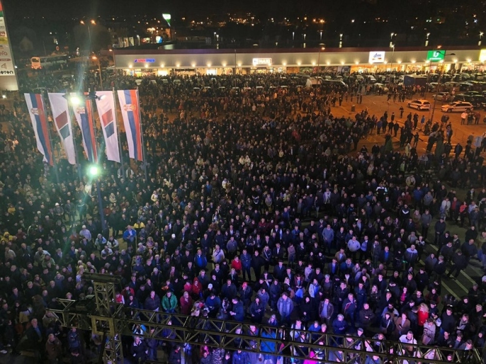Obeleženo 10 godina postojanja SNS-a u krcatoj dvorani u Kraljevu, 10.000 ljudi ostalo ispred hale!