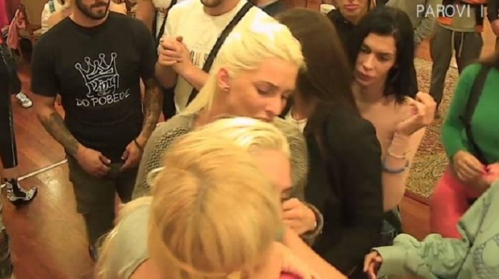 HAOS U PAROVIMA Ona je napustila vilu, Baki u suzama, a onda se oglasila produkcija i iznenadila sve