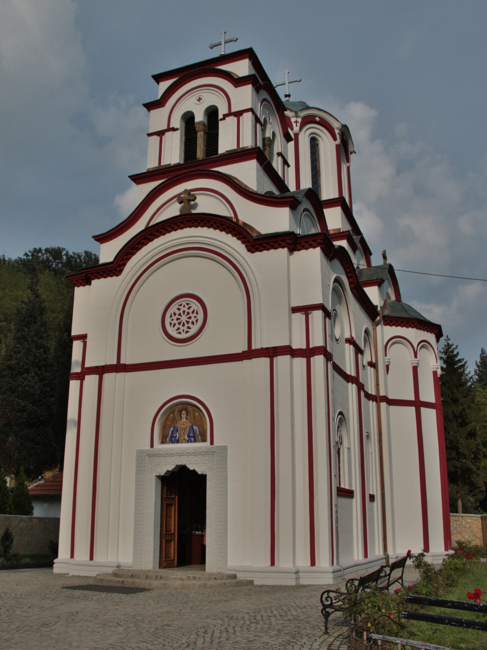 Mošti Svetog Nektarija leče u Tumanu