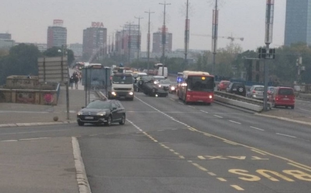 Muškarac (45) pokušao da sa skoči mosta u Savu, prolaznici morali da reaguju!