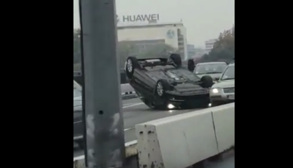 Sudar u pravcu ka gradu, automobil se prevrnuo na krov, počinju da se stvaraju velike gužve! (FOTO, VIDEO)