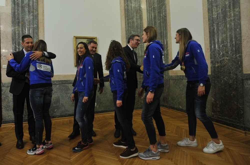 Zlatne odbojkašice donele POKLON predsedniku Srbije, a ono što je Vučić dobio od selektora Terzića OSTAVILO GA BEZ TEKSTA! (FOTO)
