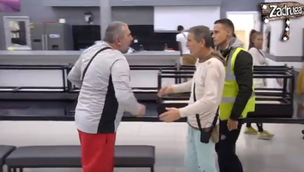 VANREDNO STANJE U ZADRUZI, MIKI URLAO I PESNICAMA UDARAO U ZID: Obezbeđenje hitno uletelo u kuću!