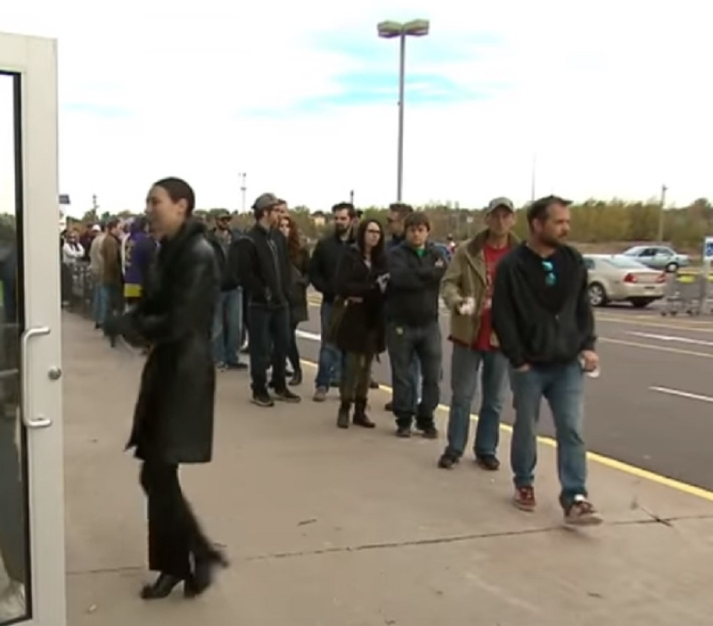 Dok su čekali u redovima za marihuanu, pojavila se devojčica koja je u ruci nešto nosila! Svi su ostali zatečeni!