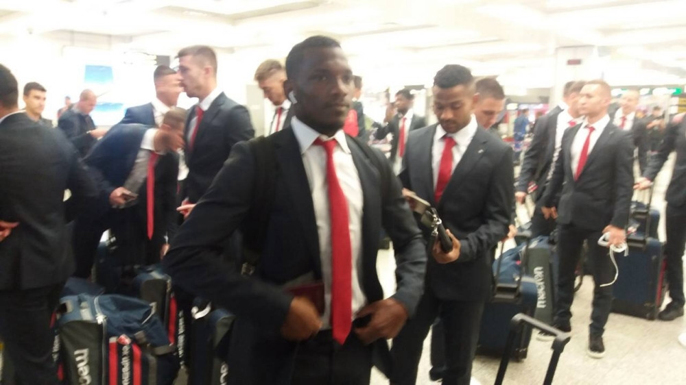 Kao da se NE DAJ BOŽE SRUŠIO! Evo kako Englezi prenose DRAMATIČNO SLETANJE Zvezdinog aviona u Liverpul! (VIDEO)