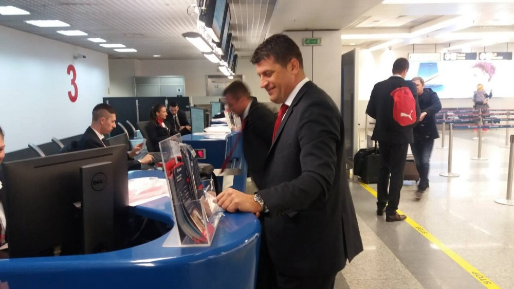 Nećete verovati očima KAKVU poruku je dobio Milojević od službenice na čekiranju! (FOTO)