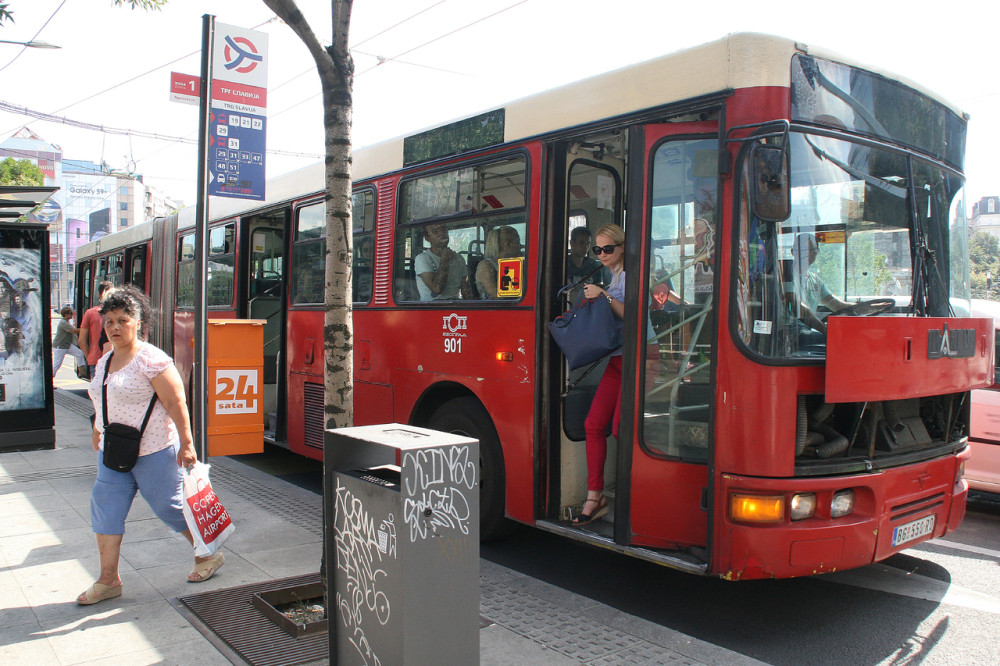 Jutros je u Beogradu autobus regularno išao svojom trasom, bio je krcat, ali u njemu nije bilo ljudi! Prolaznici u neverici posmatrali (FOTO)