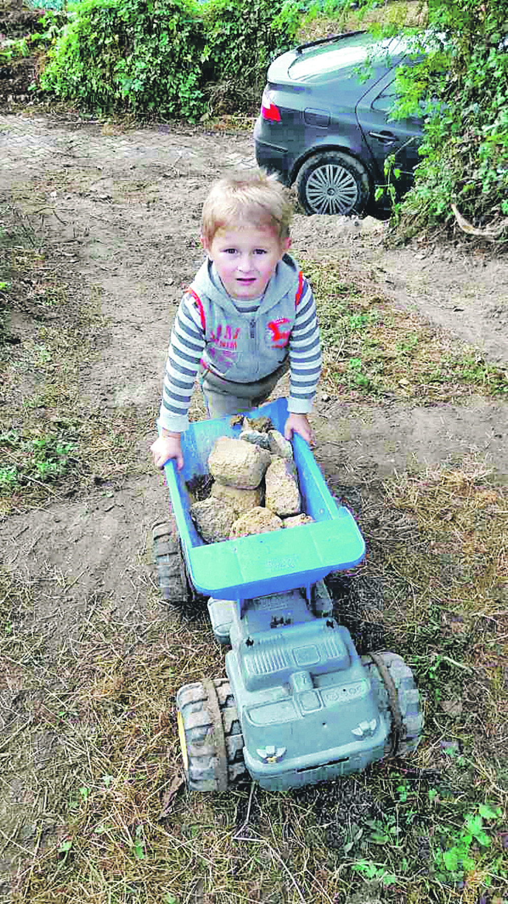Dečaku prave novi krov na kući