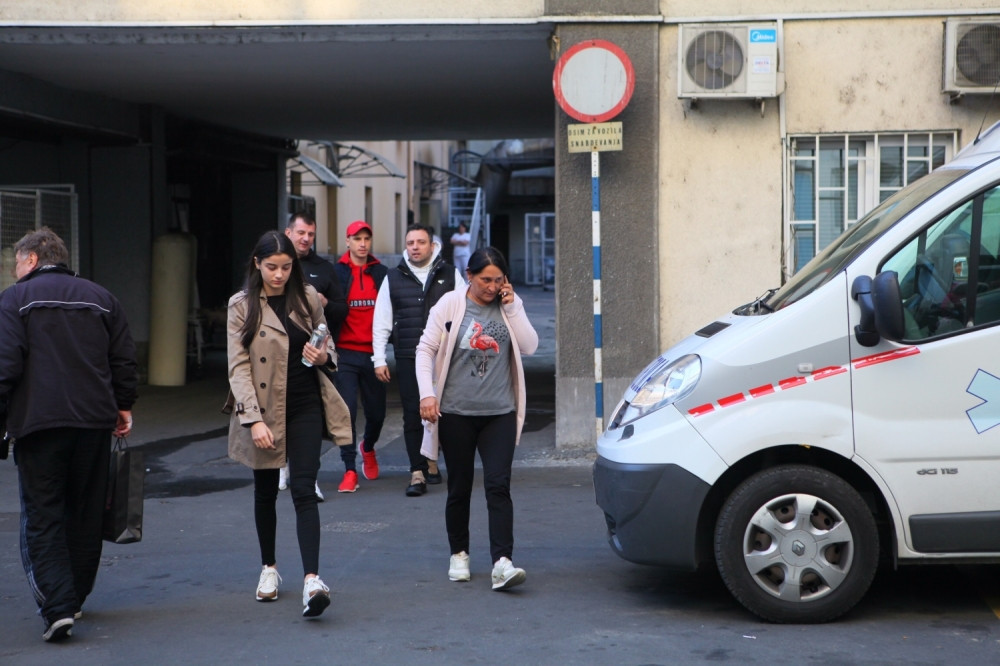 POTRESAN PRIZOR: Roditelji i devojka na kratko videli Darka Lazića u bolnici!