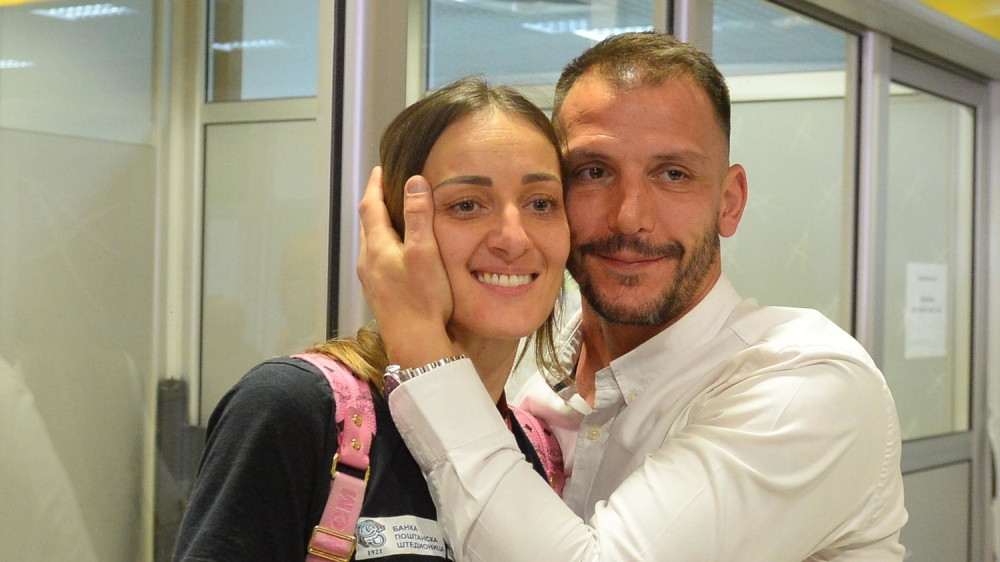 Momenat koji je obeležio 2018: Maja je uradila ovo, a onda je dobila NEŠTO NAJLEPŠE OD DAČE! (VIDEO)