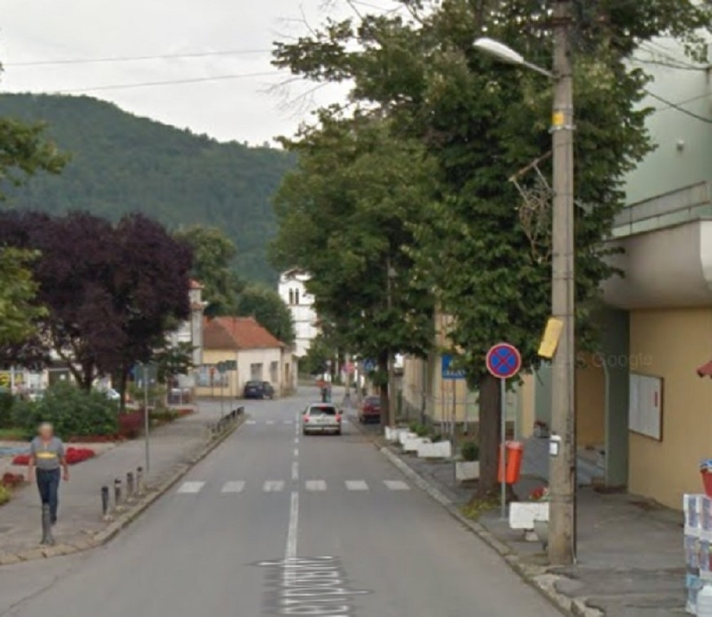 Uleteo u stanicu i nasrnuo na policajca! Sevale pesnice, pucali zglobovi!