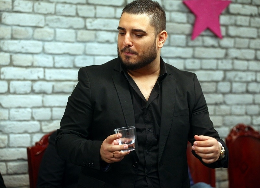 CELO VEČE JE PRIČAO O NJOJ I ZVAO JE NA MOBILNI DA JOJ PEVA: Darkov prijatelj kroz suze opisao detalje večeri pre tragedije!