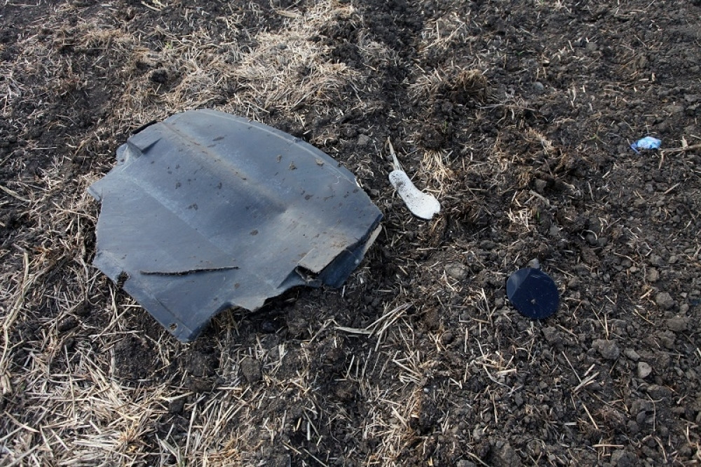 JEZIV SNIMAK SA MESTA NESREĆE DARKA LAZIĆA: Delovi automobila rasuti po poljani, lične stvari...