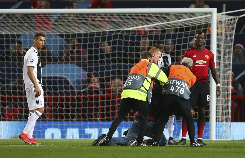 Konačno osvanuo ČUVENI SELFI: Obezbeđenje "hapsi" navijača, a Ronaldo pravi selfi BAŠ ZA NJEGA! (VIDEO + FOTO)