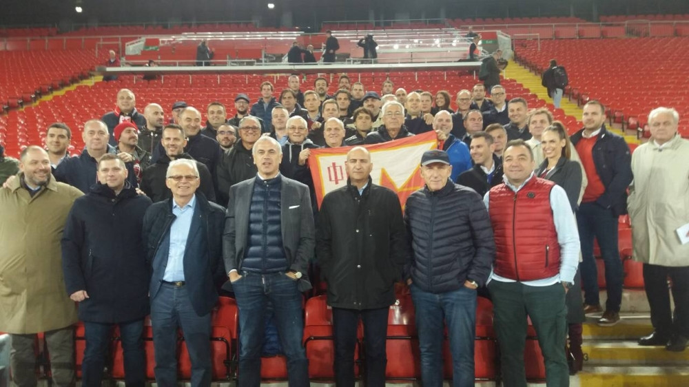 Fudbaleri odradili trening na Enfildu, zavijorila se i Zvezdina zastava! (FOTO+VIDEO)