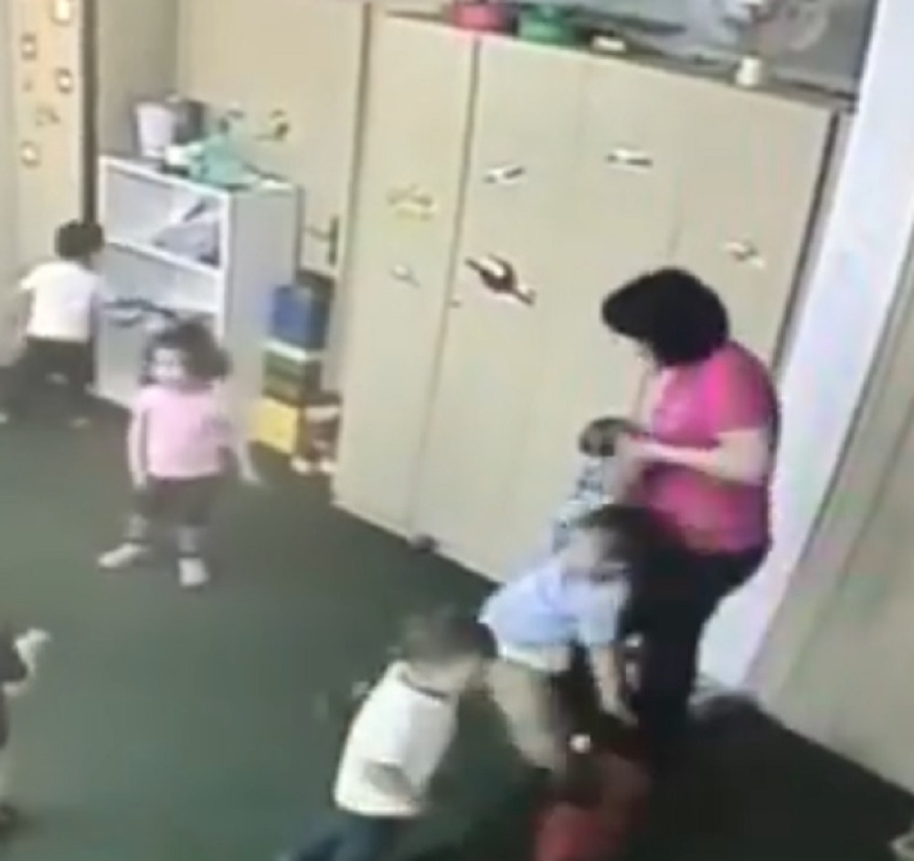 Vaspitačica krvnički tukla i maltretirala decu, otac jednog mališana ne može da dođe sebi od besa (VIDEO)